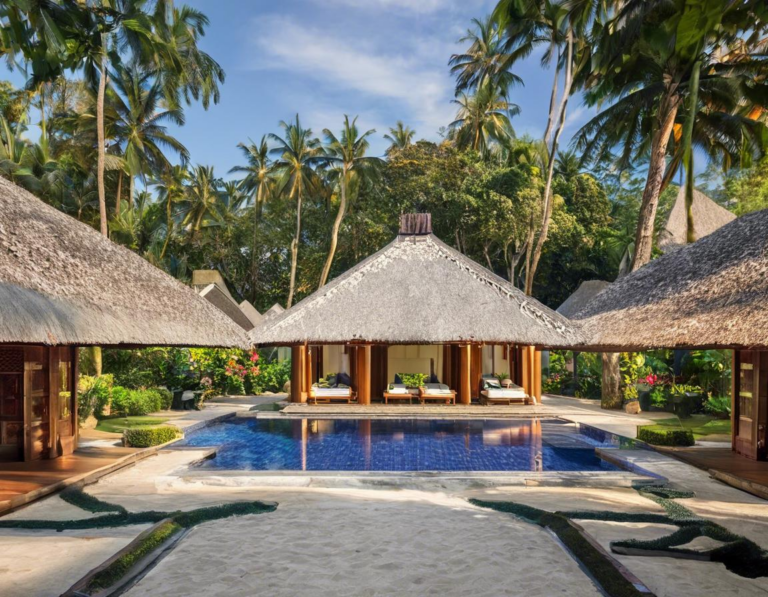 1. The Oberoi, Lombok: Kemewahan di Pinggir Pantai