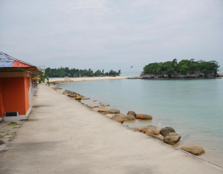 Fasilitas di Pantai Tanjung Aan