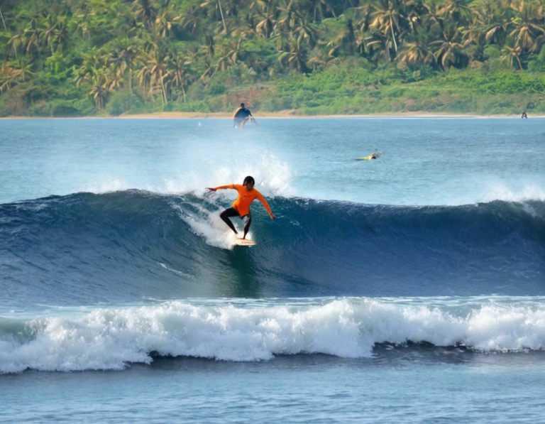 Harga Paket Surfing untuk Pemula: Belajar Berselancar di Selong Belanak