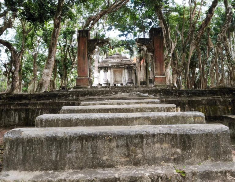 Menelusuri Jejak Sejarah di Makam Loang Baloq