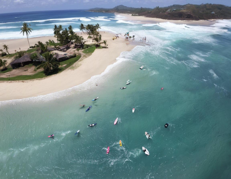 Mengapa Pantai Mawi Menjadi Destinasi Favorit Peselancar Profesional?