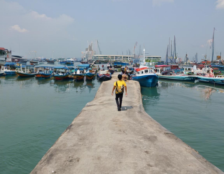 Menjelajahi Pelabuhan Bangsal