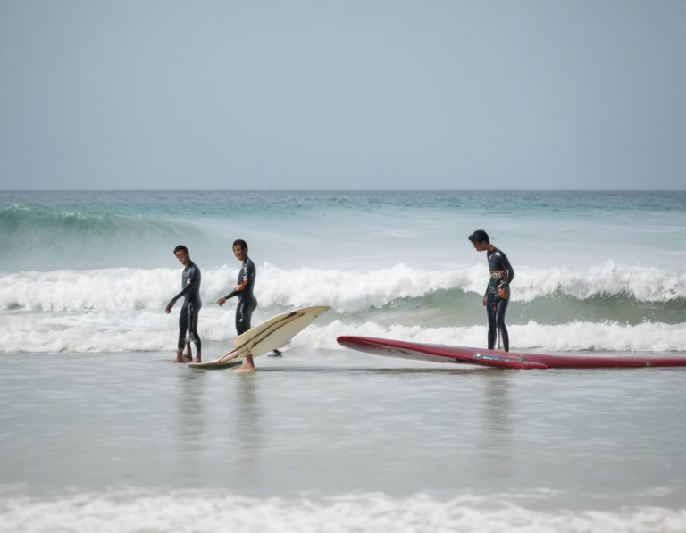 Persiapan Sebelum Berselancar di Selong Belanak