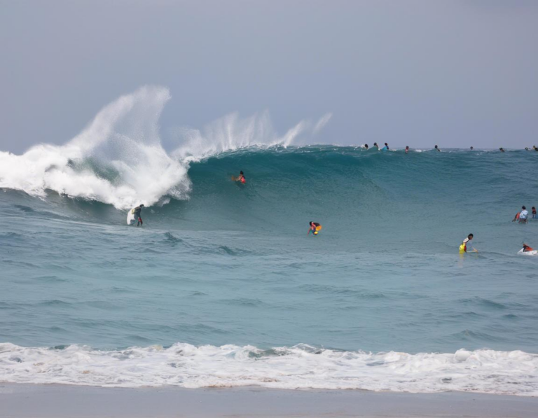 Tantangan Ombak Pantai Mawi